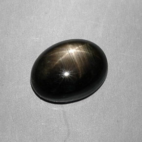 7.49カラットの天然黒スターサファイア（12.9×9.7 mm・オーバルカット）