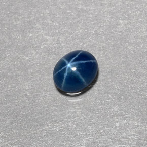 0.46カラットの天然ブルースターサファイア（4.9×4 mm・透明）