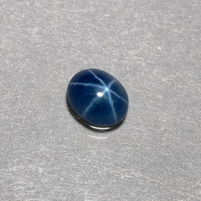 0.46カラットの天然ブルースターサファイア（4.9×4 mm・透明）