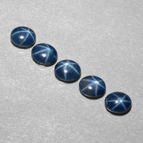 カラットの天然ブルースターサファイア（5.3×4.3 mm・透明）