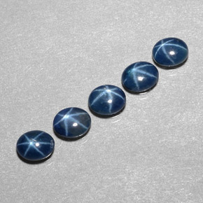 カラットの天然ブルースターサファイア（5.3×4.3 mm・透明）