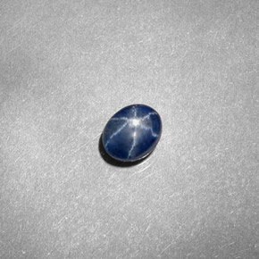 0.67カラットの天然ブルースターサファイア（5.3×4.3 mm・透明）