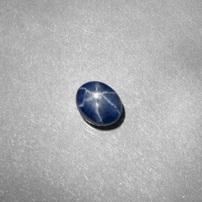 0.67カラットの天然ブルースターサファイア（5.3×4.3 mm・透明）