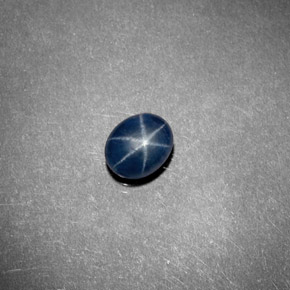 0.75カラットの天然ブルースターサファイア（5.3×4.3 mm・透明）