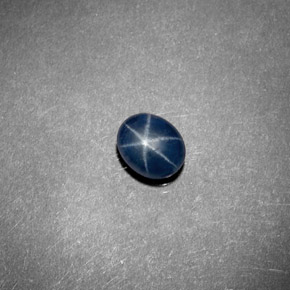 0.75カラットの天然ブルースターサファイア（5.3×4.3 mm・透明）