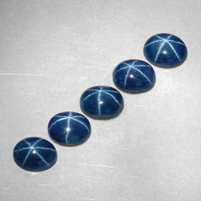 カラットの天然ブルースターサファイア（5.2×4.2 mm・オーバルカット）