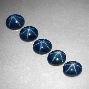 カラットの天然ブルースターサファイア（5.3×4.3 mm・オーバルカット）