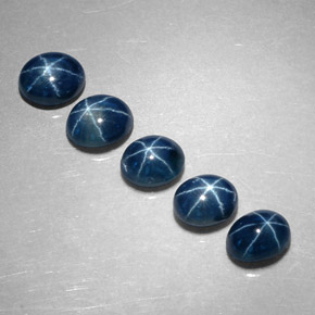 カラットの天然ディープブルースターサファイア（5.2×4.1 mm・オーバルカット）