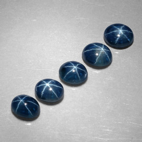 カラットの天然ディープブルースターサファイア（5.2×4.1 mm・オーバルカット）
