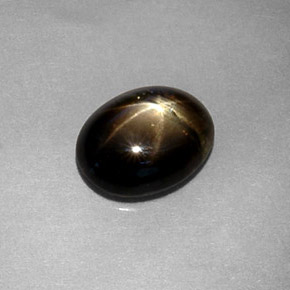1.80カラットの天然黒スターサファイア（8×6.2 mm・オーバルカット）