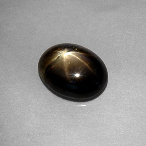 1.80カラットの天然黒スターサファイア（8×6.2 mm・オーバルカット）