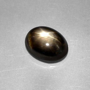 2.27カラットの天然黒スターサファイア（8×6 mm・オーバルカット）