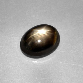 2.27カラットの天然黒スターサファイア（8×6 mm・オーバルカット）