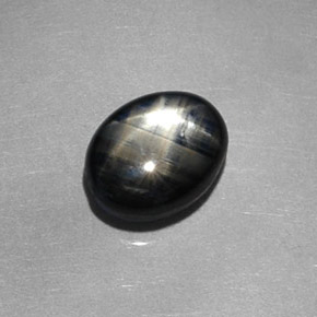 1.98カラットの天然黒スターサファイア（7.9×6.1 mm・オーバルカット）