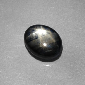 1.98カラットの天然黒スターサファイア（7.9×6.1 mm・オーバルカット）