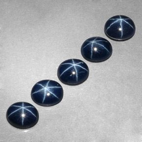 カラットの天然ディープブルースターサファイア（5.2×4.2 mm・オーバルカット）