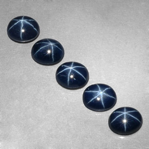 カラットの天然ディープブルースターサファイア（5.2×4.2 mm・オーバルカット）