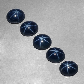 カラットの天然ディープブルースターサファイア（5.3×4.2 mm・オーバルカット）