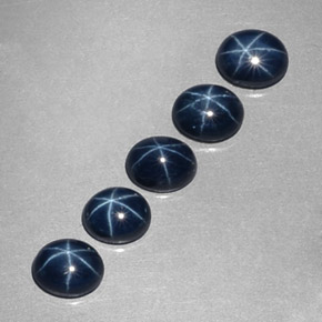 カラットの天然ディープブルースターサファイア（5.2×4.2 mm・オーバルカット）