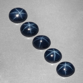 カラットの天然ディープブルースターサファイア（5.2×4.2 mm・オーバルカット）
