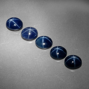 カラットの天然ブルースターサファイア（5.3×4.2 mm・オーバルカット）
