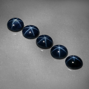 カラットの天然ブルースターサファイア（5.2×4.3 mm・オーバルカット）