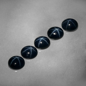 カラットの天然ブルースターサファイア（5.2×4.2 mm・オーバルカット）