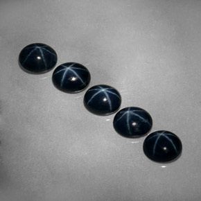 カラットの天然ブルースターサファイア（5.2×4.2 mm・オーバルカット）