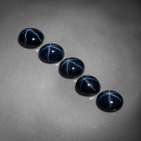 カラットの天然ブルースターサファイア（5×4 mm・オーバルカット）