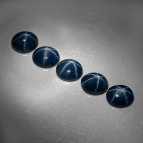 カラットの天然ブルースターサファイア（5.2×4.2 mm・オーバルカット）