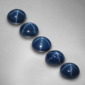 カラットの天然ブルースターサファイア（5.3×4.2 mm・オーバルカット）