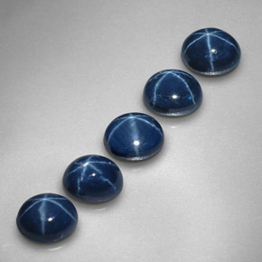 カラットの天然ブルースターサファイア（5.3×4.2 mm・オーバルカット）