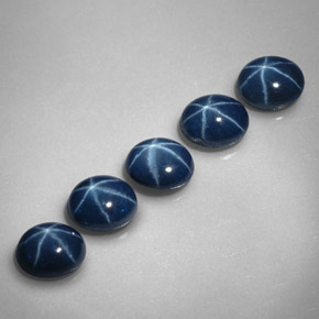 カラットの天然ブルースターサファイア（5.3×4.3 mm・オーバルカット）