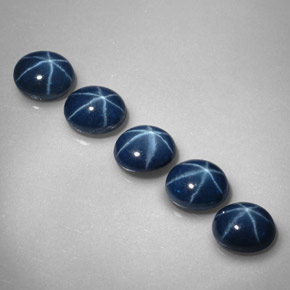 カラットの天然ブルースターサファイア（5.3×4.3 mm・オーバルカット）