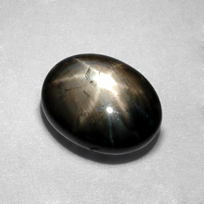 2.30カラットの天然黒スターサファイア（8×6.1 mm・オーバルカット）