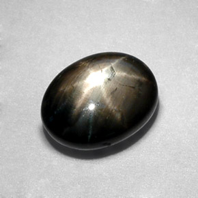 2.30カラットの天然黒スターサファイア（8×6.1 mm・オーバルカット）
