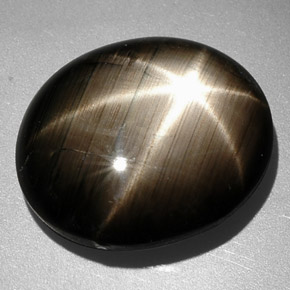 9.26カラットの天然黒スターサファイア（14.2×12 mm・オーバルカット）