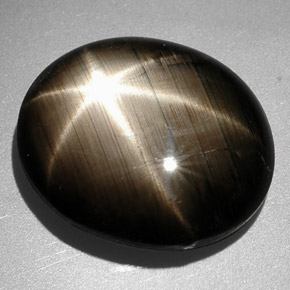 9.26カラットの天然黒スターサファイア（14.2×12 mm・オーバルカット）