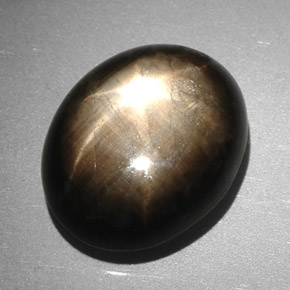 7.90カラットの天然黒スターサファイア（12.7×10.3 mm・オーバルカット）