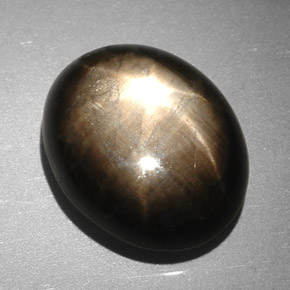 7.90カラットの天然黒スターサファイア（12.7×10.3 mm・オーバルカット）