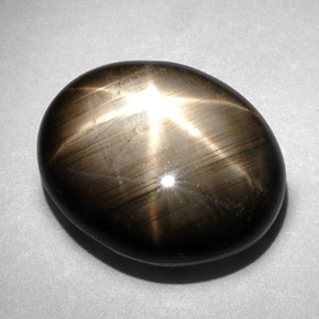 10.83カラットの天然黒スターサファイア（14.1×11.5 mm・オーバルカット）