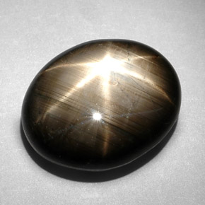 10.83カラットの天然黒スターサファイア（14.1×11.5 mm・オーバルカット）
