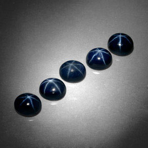 カラットの天然ブルースターサファイア（5.3×4.3 mm・オーバルカット）