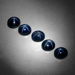 カラットの天然ブルースターサファイア（5.3×4.3 mm・オーバルカット）