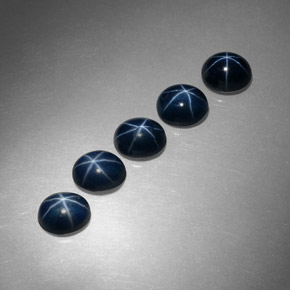 カラットの天然ブルースターサファイア（5.2×4.2 mm・オーバルカット）