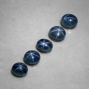 カラットの天然ブルースターサファイア（5.1×4.2 mm・オーバルカット）