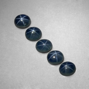カラットの天然ブルースターサファイア（5.2×4.2 mm・オーバルカット）