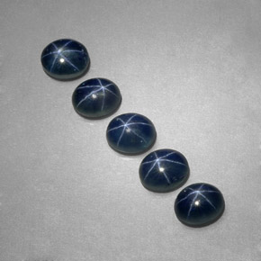 カラットの天然ブルースターサファイア（5.3×4.2 mm・オーバルカット）