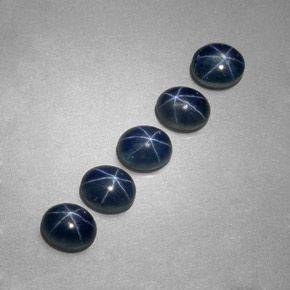 カラットの天然ブルースターサファイア（5.3×4.2 mm・オーバルカット）