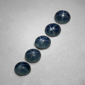カラットの天然ブルースターサファイア（5.3×4.2 mm・オーバルカット）